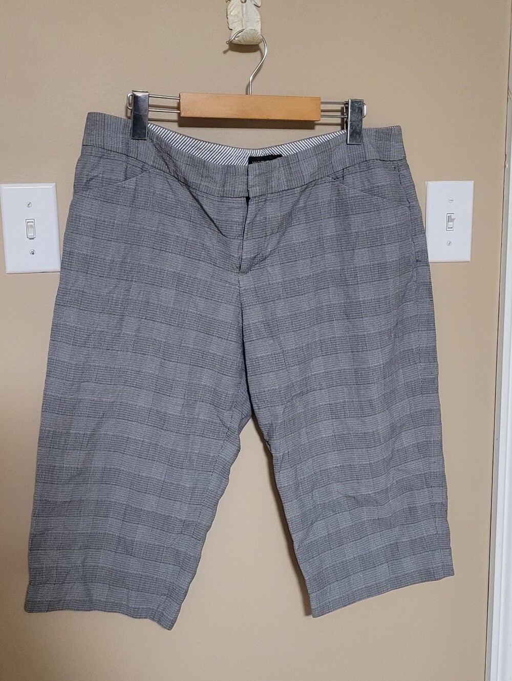 💜2 for $10💜 Bundle and save Gray Plaid Capris